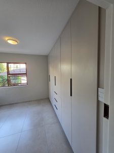 1000164233